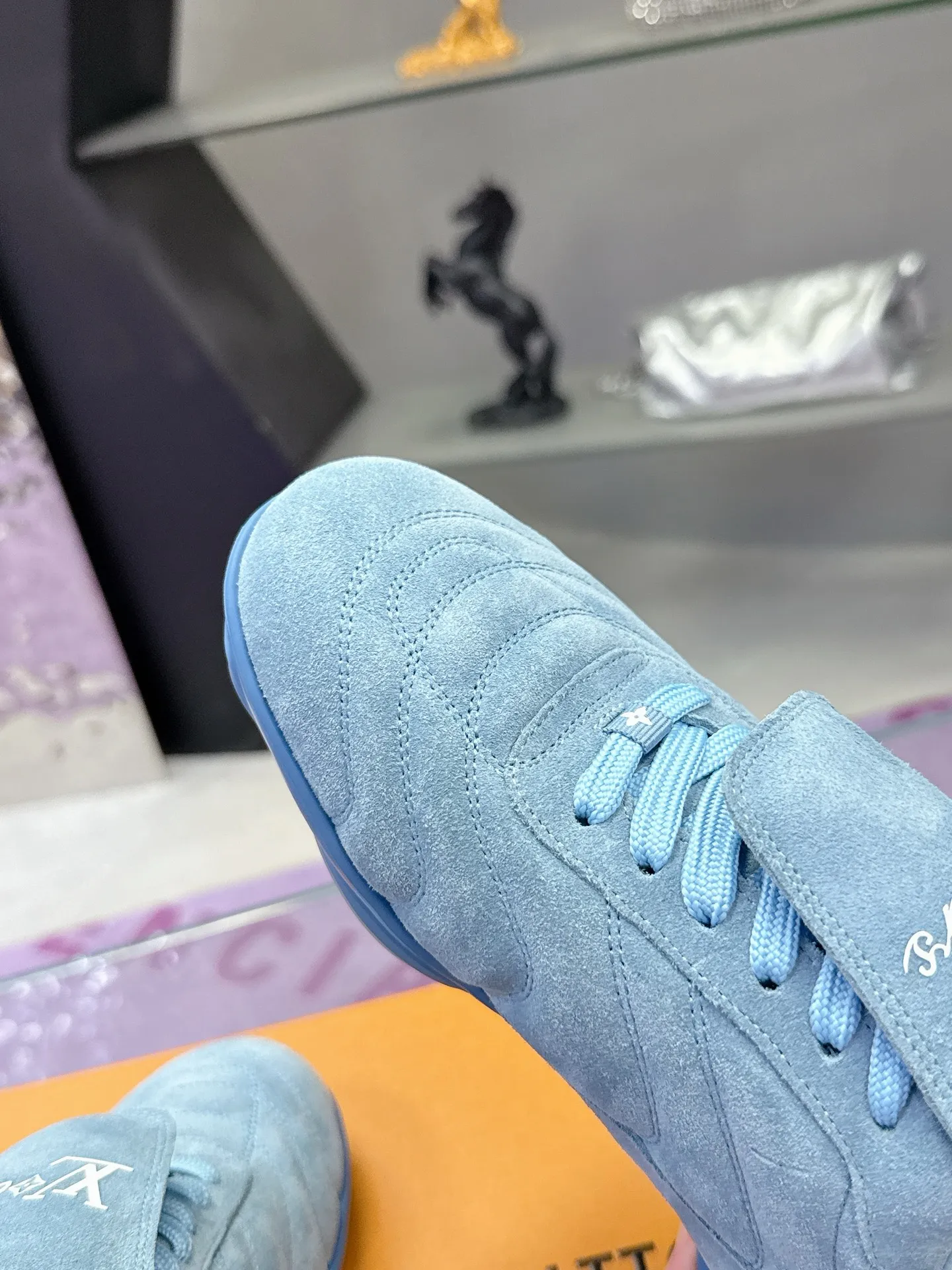 Factory price: 700💰 2025 new LV sneakers for couples, 🔥🔥🔥You will look fashionable when you wear them ❤️ LV football shoe series 💗 This Footprint Soccer sneaker was unveiled in the 2025 spring and summer series fashion show. It is the first sneaker designed by Pharrell Williams inspired by football shoes. The shoes are inspired by football, a sport that spans generations and cultures💎, echoing the theme of unity and universal participation in the 2025 spring and summer series fashion show. The shoe is known for its sleek design, with the dynamic IV Initials logo embellished on the side, the Lvers United emblem inspired by the football team on the tongue, and the sole patterned rubber sole decorated with multiple Louis Vuitton logos. Stylish and casual wear, a trend-setter in the fashion industry. Made of imported cowhide with full craftsmanship💓 Number of sizes (women’s 35-41, women’s 41 customized) (men’s 39-46, 45-46 customized)